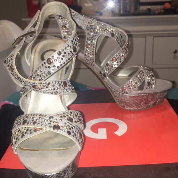 Guess size 6 sandals - Picture 1 of 4